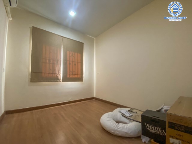 *****ทาวน์เฮ้าส์มือสองย่านนนทบุรี ม.โกลเด้นทาวน์ รัตนาธิเบศร์-สถานีรถไฟฟ้าบางพลู เนื้อที่ 19.2 ตร.ว. ฟังก์ชัน 4 ห้องนอน 2 ห้องน้ำ 1 ที่จอดรถ บนทำเลเดินทางสะดวก เชื่อมต่อถ.รัตนาธิเบศร์ เพียง 6 นาทีก็ถึงรถไฟฟ้าสายสีม่วง "สถานีบางพลู" จองเลย!